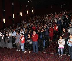 Cientos de personas acudieron al pre estreno de "Fátima, el Último Misterio" en Lima
