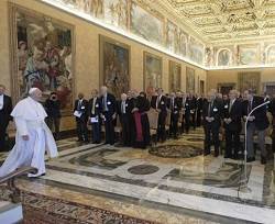 «El científico de hoy se abre más fácilmente a los valores religiosos», afirma el Papa ante ellos