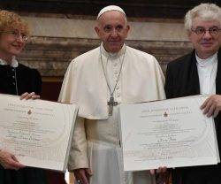 Un arquitecto y una teóloga experta en San Buenaventura recogen el Premio Joseph Ratzinger en Roma
