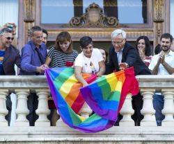 Ximo Puig, presidente socialista de la Comunidad Valenciana, con la bandera de la ideología del lobby gay 