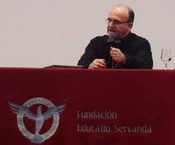 El obispo Munilla en el colegio Juan Pablo II de Alcorcón, al que agradeció su valentía frente a las amenazas de multas LGTB