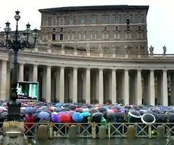 Una intensa lluvia pobló de paraguas este domingo la Plaza de San Pedro para el rezo del Angelus.