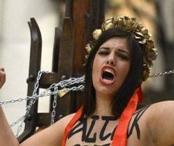 Una de las Femen que se encadenó en el altar de la catedral de la Almudena de Madrid