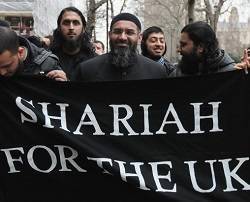 Un conocido líder islamista británico pidiendo la "Sharia" para Reino Unido en una manifestación en Londres