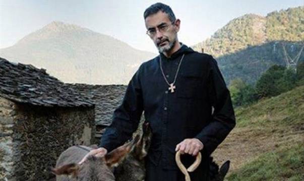 El padre Raffaele vive en los Alpes a una ermita situada a mÃ¡s de 1.000 metros de altura, e incluso recibe visitas de un oso que habita en la zona