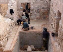 Unos arqueólogos excavan en el Herodión, una de las fortalezas que Herodes el Grande construyó, donde se ha encontrado el anillo
