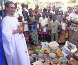 Eugenio Jover, un misionero de Valladolid en Burkina Faso, es uno de los que ha podido contar con la ayuda de Misión América... aunque está en África