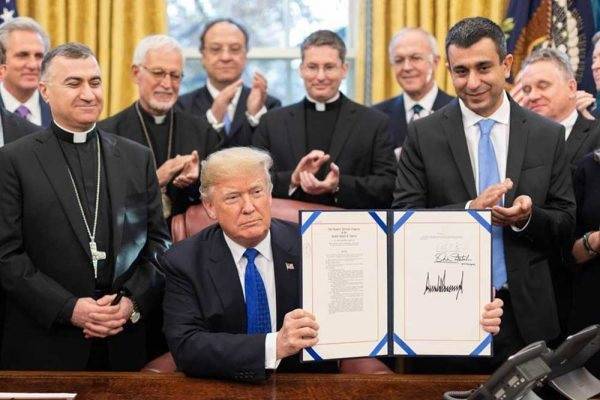 Trump, acompañado por obispos, firma la ley que reconoce el «genocidio» cristiano en Irak y Siria