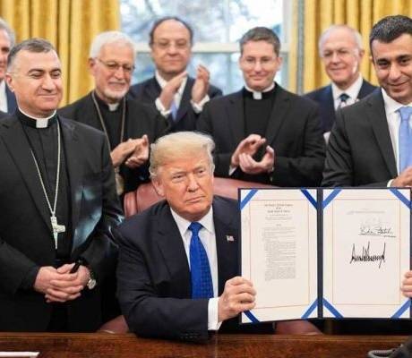 Trump, acompañado por obispos, firma la ley que reconoce el «genocidio» cristiano en Irak y Siria