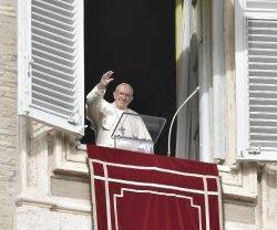 El Papa Francisco saluda a los peregrinos con el rezo del Ángelus de cada domingo desde el Palacio Apostólico