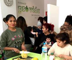 Fiestecilla con niños, mamás, fruta, yogur y alegría en la Fundación Provida de Cataluña... la vida genera fiesta