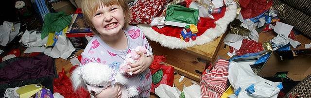El exceso de regalos en Navidad es perjudicial para los niños: consejos de los expertos a los padres