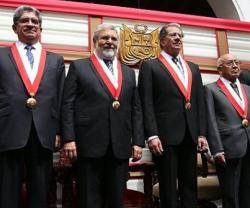 Algunos magistrados del Tribunal Constitucional de Perú, organismo que lee laicidad y hace laicismo con una Constitución que nunca los menciona