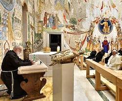 El padre Cantalamessa ante el Papa, en una de las predicaciones de Adviento de este año.