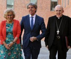 El presidente autonómico, Garrido, la alcaldesa Carmena y el arzobispo de Madrid, Carlos Osoro, juntos en la Misa de la Paloma, donde suelen coincidir cada año