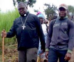 Al obispo Miabesue, de Camerún, ya le han secuestrado dos veces este mes... Navidad incierta