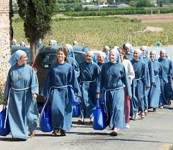 85 monjas de Iesu Communio ya están en Godella: reciben peregrinos y venden dulces en su tienda