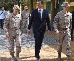 El presidente español, Pedro Sánchez, visitando a los mandos militares españoles en Mali, África