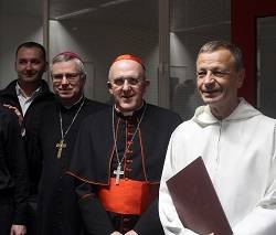 El hermano Alois y el cardenal Osoro, junto al obispo auxiliar de Breslavia, que albergará la edición del próximo año.
