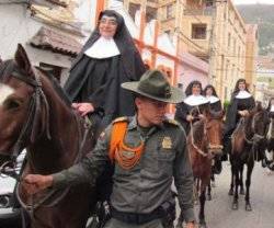  Las Hermanitas -reales- llegaron a caballo, como hicieron hace 125 años: con campanas y militares