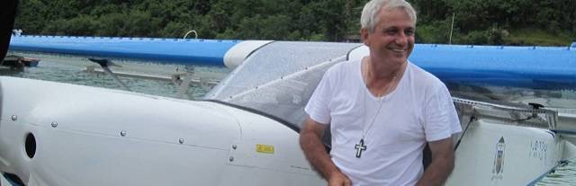 El  «obispo volador» que con su avioneta recorre más de 300 islas para llegar a sus 14.000 católicos
