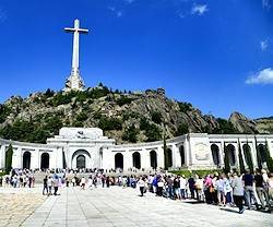 Las visitas al Valle de los Caídos se han disparado a raíz de la pretensión del Gobierno de exhumar los restos de Franco. Situada actualmente a 60 km de Madrid, su tumba podría acabar en pleno centro de la capital.