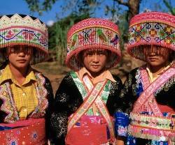Habitantes de Laos del grupo theung, con trajes típicos... es un país montañoso con mucha diversidad étnica