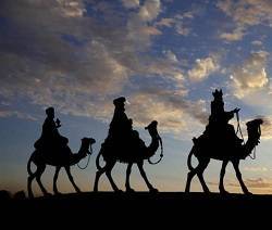 Los Reyes Magos de Oriente realizan esta noche su recorrido por el mundo tras su paso por Belén para adorar a Jesús