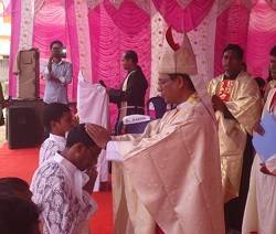 Dos hermanos, víctimas de la persecución anticristiana en Orissa, son ya él sacerdote y ella monja