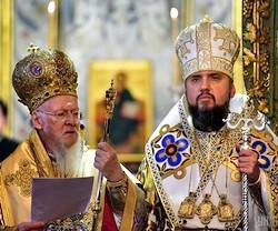 El patriarca Bartolomé (izquierda de la foto) y el metropolita Epifanio.