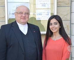 Majd, con el padre Andrejz Halemba, responsable de proyectos para Oriente Medio de Ayuda a la Iglesia Necesitada