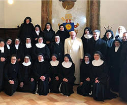 El Papa visita por sorpresa el monasterio de clausura de las Clarisas de Vallegloria