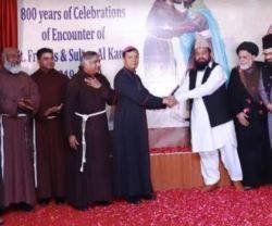 Franciscanos y obispos de Pakistán con autoridades islámicas del país, en el primer acto de varios que celebran este VIII centenario