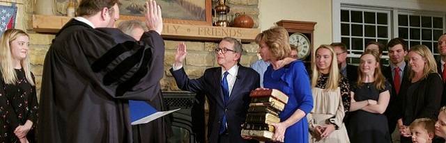 El católico Mike Dewine juró ante 9 Biblias como nuevo gobernador de Ohio: su gesto tenía un sentido