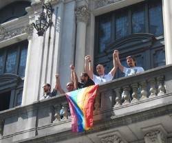 En el Parlamento de todos los asturianos ondea la bandera de sólo unos pocos, la de la ideología de género y el lobby gay