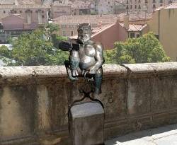 La colocación de la estatua de un diablo en Segovia desata la guerra: los católicos explican por qué