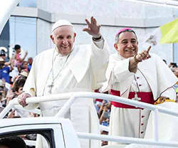 El Papa Francisco, acompañado por José Domingo Ulloa Mendieta, arzobispo de Panamá