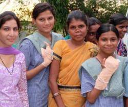 Muchachas con lepra en la India, el país con más enfermos... la detección precoz es muy importante 