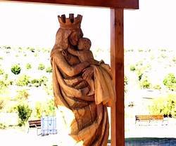 La Virgen del Abrazo de Valdebebas fue tallada y colocada en 2018, el PSOE ha intentado retirarla, pero Medio Ambiente confirma que debe quedarse