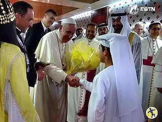 Un niño recibió al Papa en español