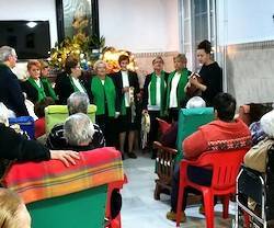 El Coro del Hogar canta para las ancianas acogidas por la Obra de Jesús Nazareno en Nerva durante las pasadas navidades.