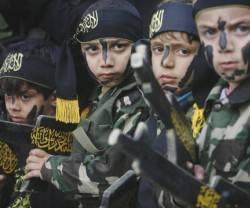 Niños reciben adoctrinamiento paramilitar y de odio en territorio controlado por Estado Islámico