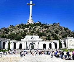 El intento del Gobierno por exhumar los restos de Franco ha disparado las visitas al Valle de los Caídos en los últimos mese.