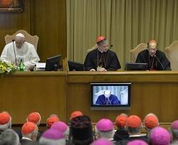 El Papa Francisco, junto al cardenal Cupich y al cardenal Dias, que intervinieron en esta segunda jornada  / Vatican Media