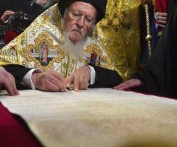 El Patriarca Bartolomé de Constantinopla firma el Tomos o decreto que crea la nueva Iglesia autocéfala ucraniana