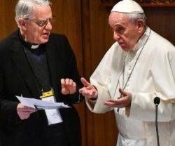 Lombardi, que ha sido el moderador de la cumbre antiabusos, con el Papa Francisco... hay que aplicar normas que cambien las cosas