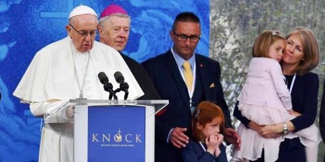 Davide, junto a su mujer y sus hijos durante la visita del Papa a Irlanda, concretamente al santuario de Knock, en 2018