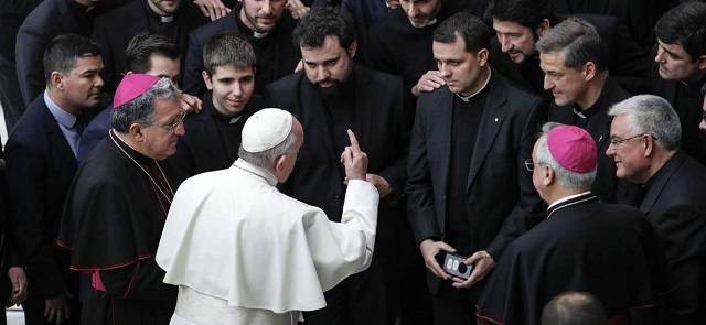 Esta es la imagen que publicó El País, en la que Patxi Bronchalo aparece señalado por el Papa. Pero el titular poco tenía que ver con la realidad