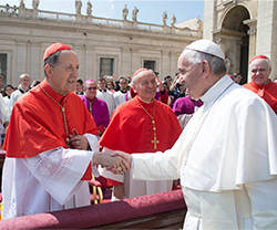 El Papa Francisco saluda al Cardenal Stella