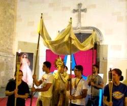 Un encuentro de nueva evangelización ante la catedral de Alcalá de Henares con procesión con el Santísimo por las calles